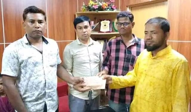 হিলিতে মসজিদের সংস্কার কাজে নগদ অর্থ প্রদান