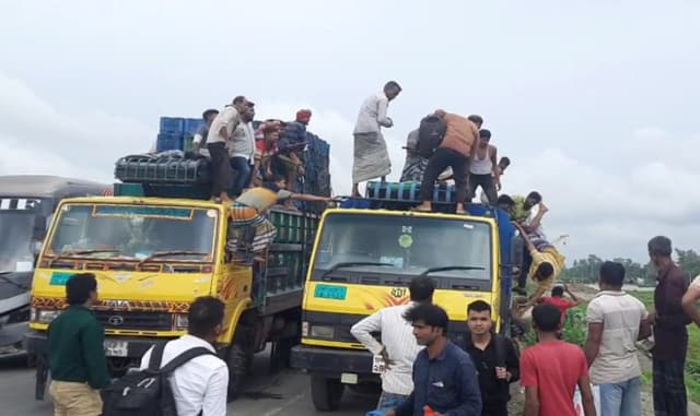 ভাড়া কম দেয়ায় ট্রাক থেকে ফেলে দেয়া হলো যাত্রীদের