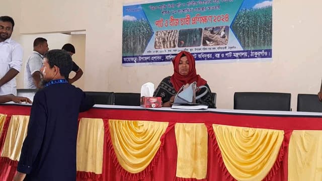 অন্য উপজেলা থেকে আত্মীয় স্বজনদের এনে প্রশিক্ষণ দিচ্ছিলেন পাট কর্মকর্তা