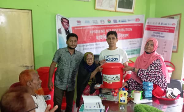 কাউখালীতে রিমালে ক্ষতিগ্রস্ত ১১২ পরিবারের মাঝে হাইজিন কিট বিতরণ