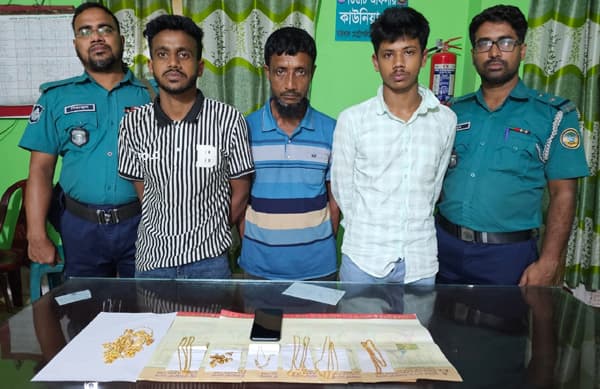 বরিশালে ৩ প্রতারক আটক, বিপুল স্বর্ণালংকার উদ্ধার