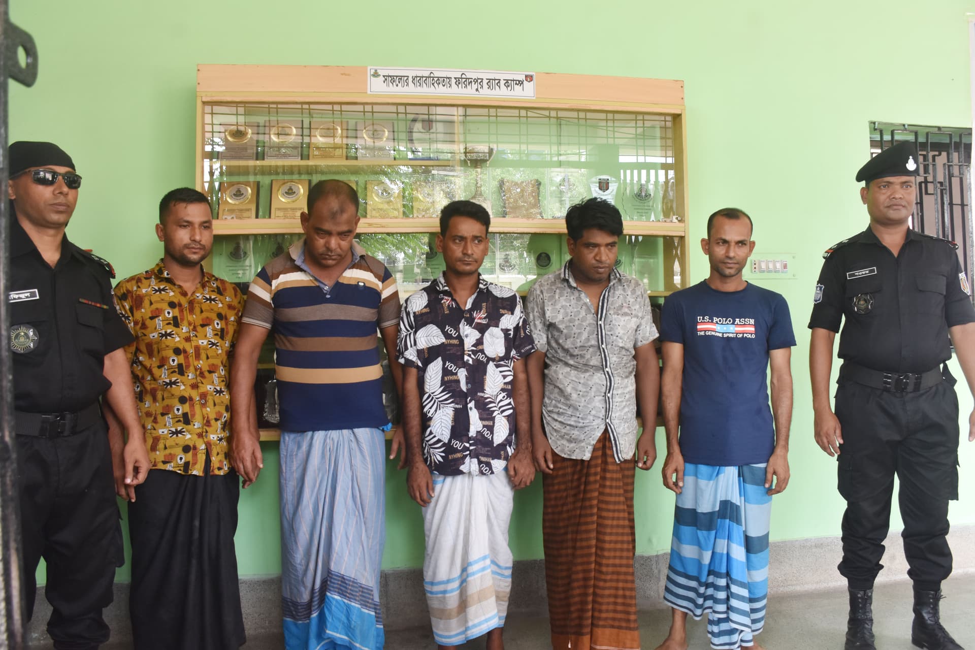 যাত্রীদের অজ্ঞান করে সর্বত্র লুটে নিতো তারা