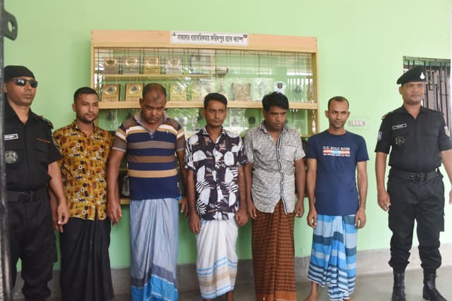 যাত্রীদের অজ্ঞান করে সর্বত্র লুটে নিতো তারা