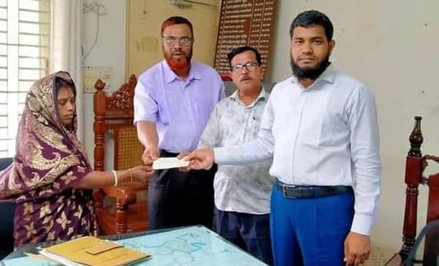 আশাশুনিতে কোভিড-১৯ প্রণোদনা ঋণের চেক বিতরণ