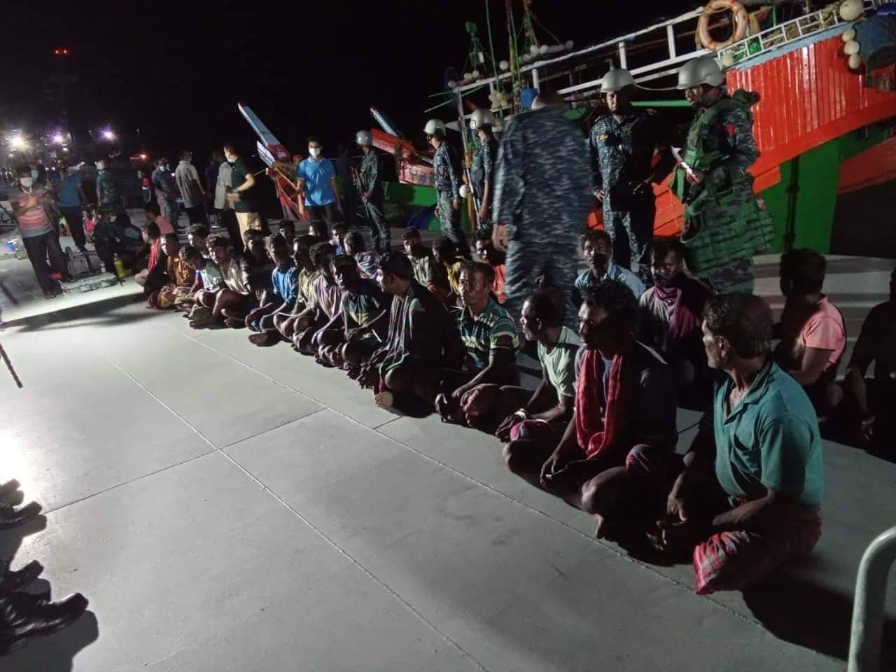 মাছ শিকারের সময় ৮ টি ফিশিং ট্রলারসহ ১২৭ ভারতীয় জেলে আটক