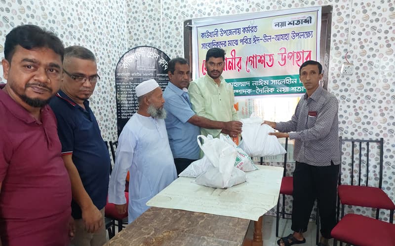 কাউখালীতে সাংবাদিকদের মাঝে দৈনিক নয়া শতাব্দীর সম্পাদকের ঈদ উপহার