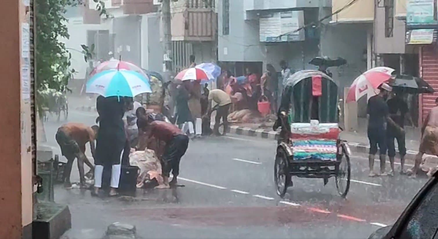 সকাল থেকে সারাদেশে বৃষ্টি, পশু কোরবানিতে বিপত্তি