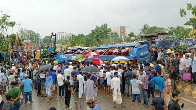 নিয়ন্ত্রণ হারিয়ে চট্টগ্রামে উল্টে গেল যাত্রীবাহী বাস, নিহত ১