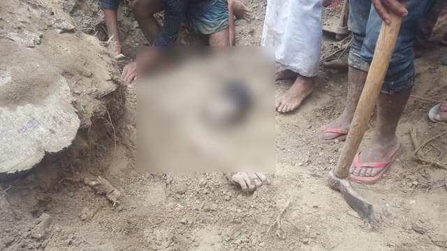 পুকুরের পাড় ভেঙে মাটি চাপায় দিনমজুরের মৃত্যু