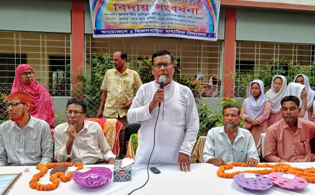হিজলবাড়িয়া মাধ্যমিক বিদ্যালয়ের সহকারী শিক্ষকের বিদায় সংবর্ধনা