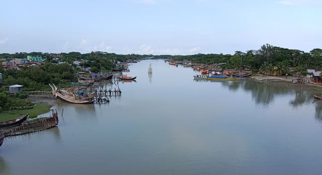 গভীর সমুদ্রে ইলিশ নিয়ে তীরে ফেরার অপেক্ষায় শত শত ট্রলার