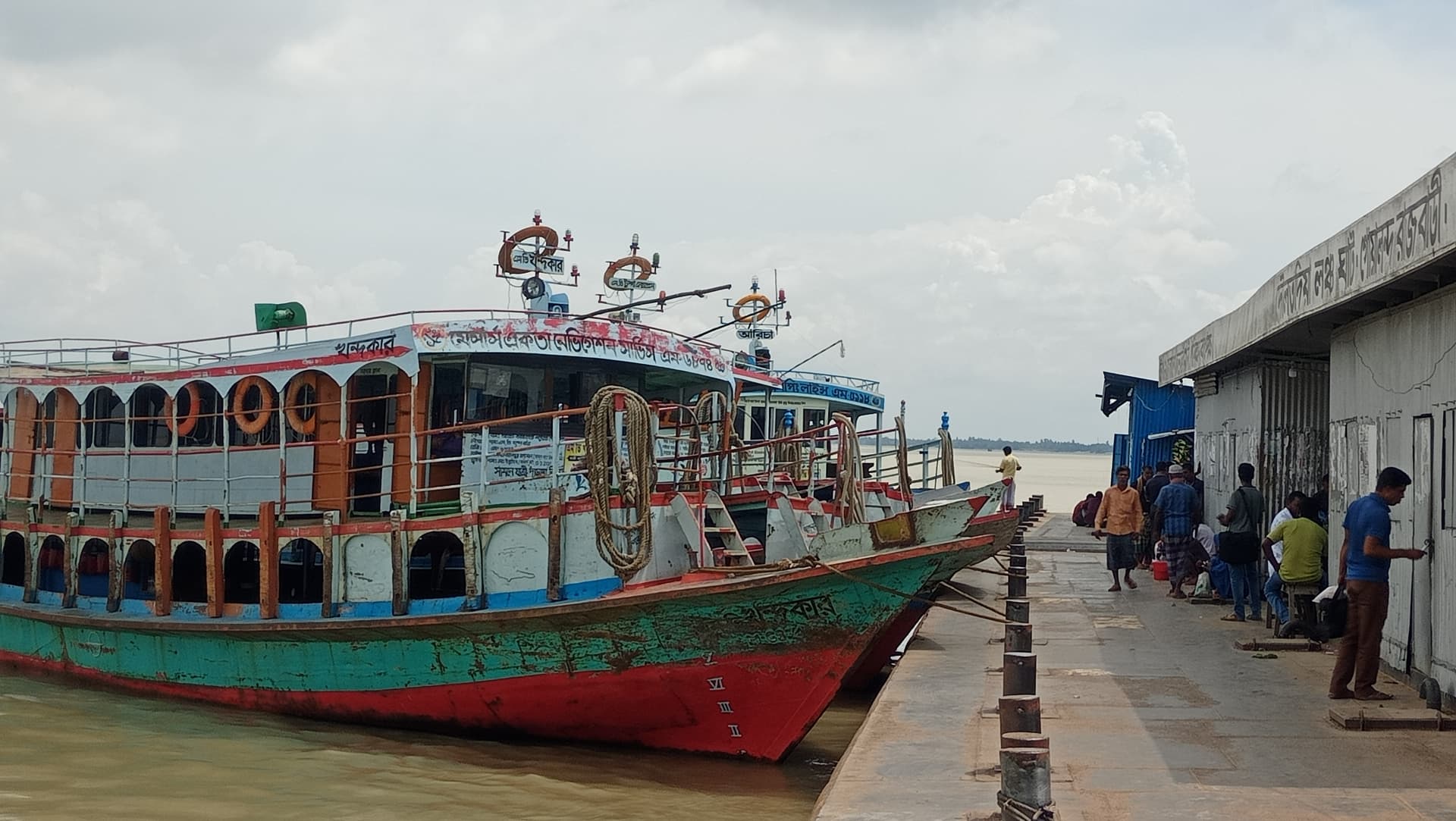 যাত্রীশূন্য দৌলতদিয়া লঞ্চঘাট