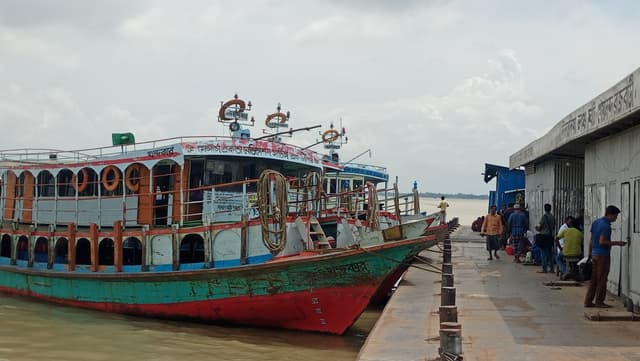 যাত্রীশূন্য দৌলতদিয়া লঞ্চঘাট