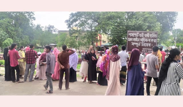 ঈদ উপলক্ষে হিলি সীমান্তে আনন্দ ভাগাভাগি স্বজনদের