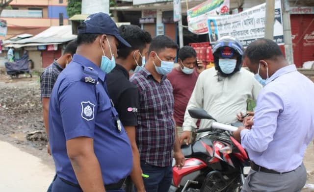 দেবীদ্বারে লকডাউন'র প্রথম দিনে ভ্রাম্যমান আদালতের জরিমানা