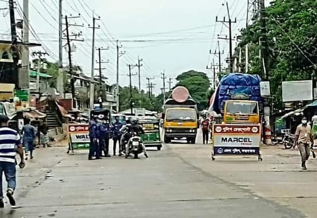 উখিয়ায় লকডাউন বাস্তবায়নে সেনা-পুলিশের কঠোর অবস্থান