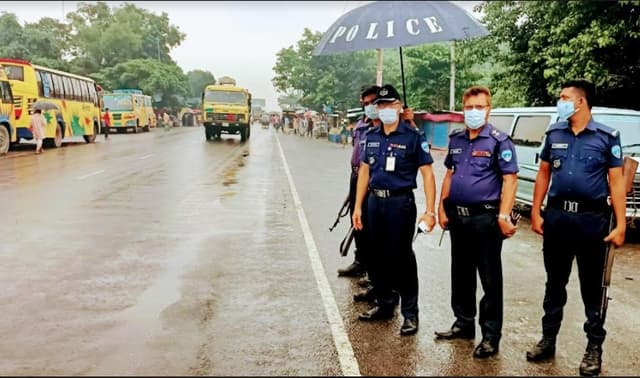 লকডাউনের ১ম দিনে সরাইলে জরিমানা