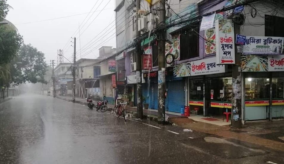 বরিশালে কঠোর লকডাউনেরর সাথে বৃষ্টিতে ফাঁকা সড়ক
