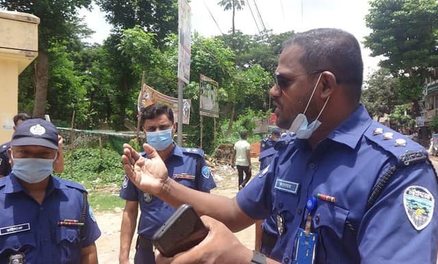 পুলিশকে কি ভাবে আরো 'সুন্দর আচরণ' করবে,  শিখালেন ব্যাবহারিক ক্লাসে!
