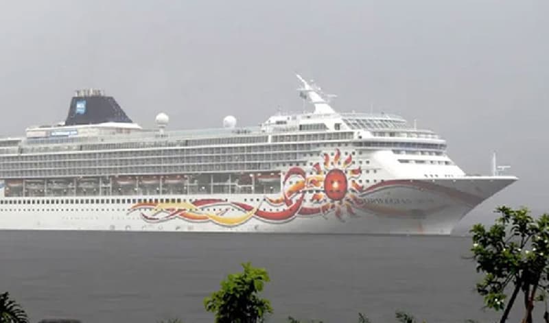 টাইটানিকের মতো ধাক্কা খেল প্রমোদতরী!