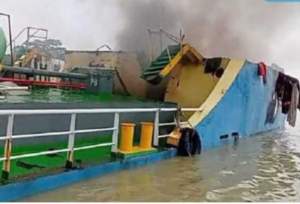 সুগন্ধা নদীতে নোঙরকৃত তেলবাহী জাহাজে বিস্ফোরণে দগ্ধ ৪, নিখোঁজ ৫