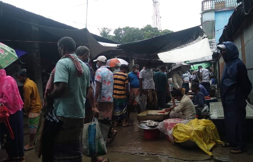 স্বাস্থ্যবিধির বালাই নেই খানখানাপুর বাজারে; বেড়েছে নিত্যপণ্যের দাম