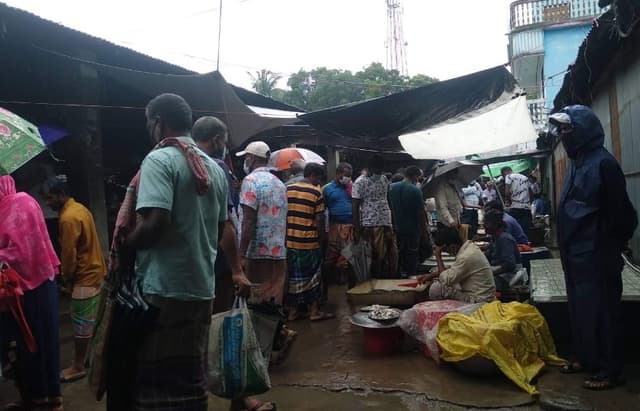 স্বাস্থ্যবিধির বালাই নেই খানখানাপুর বাজারে; বেড়েছে নিত্যপণ্যের দাম