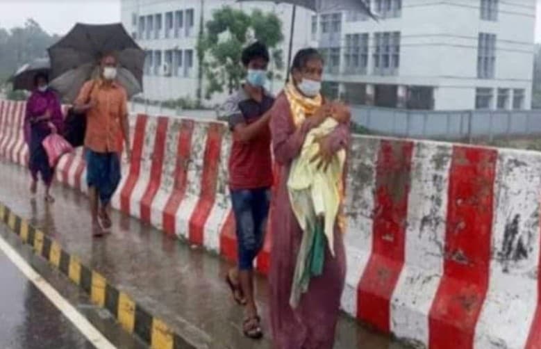 বৃষ্টিতে ভিজে ১০ কিঃ মিঃ পায়ে হেটেঁ শিশুকে নিয়ে বাড়ি ফিরল মা!