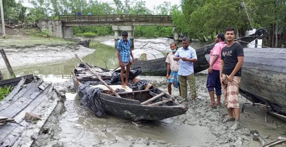 সুন্দরবনে অবৈধ প্রবেশ, মরিয়া হয়ে উঠেছে মাছ শিকারীরা