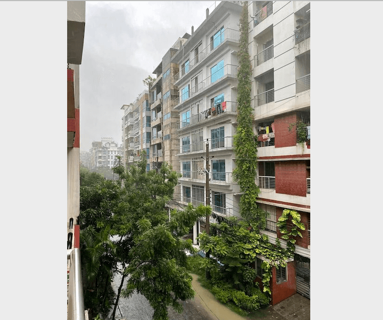 বৃষ্টি একদিকে আর কঠোর লকডাউনে ব্যক্তিগত গাড়ির দাপট নেই
