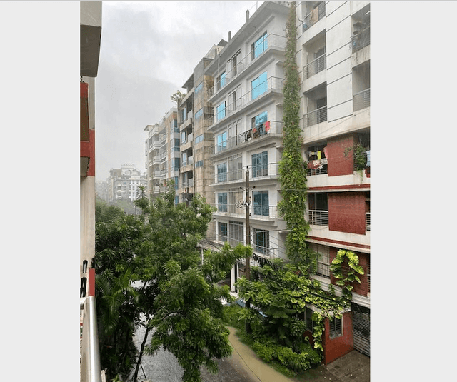 বৃষ্টি একদিকে আর কঠোর লকডাউনে ব্যক্তিগত গাড়ির দাপট নেই