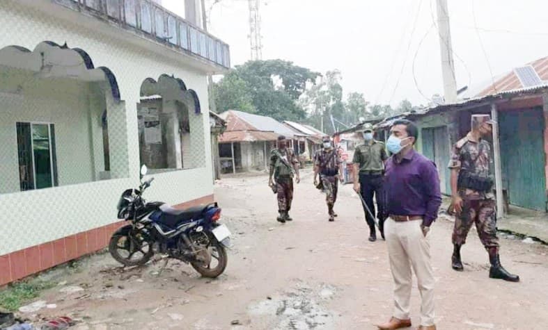 হিলিতে লকডাউনে কঠোর অবস্থানে প্রশাসন
