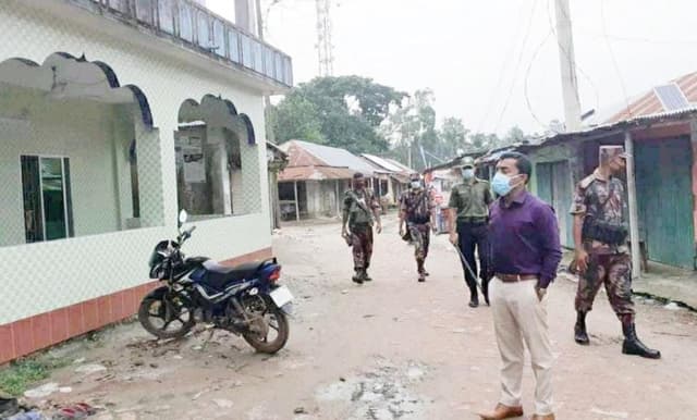 হিলিতে লকডাউনে কঠোর অবস্থানে প্রশাসন