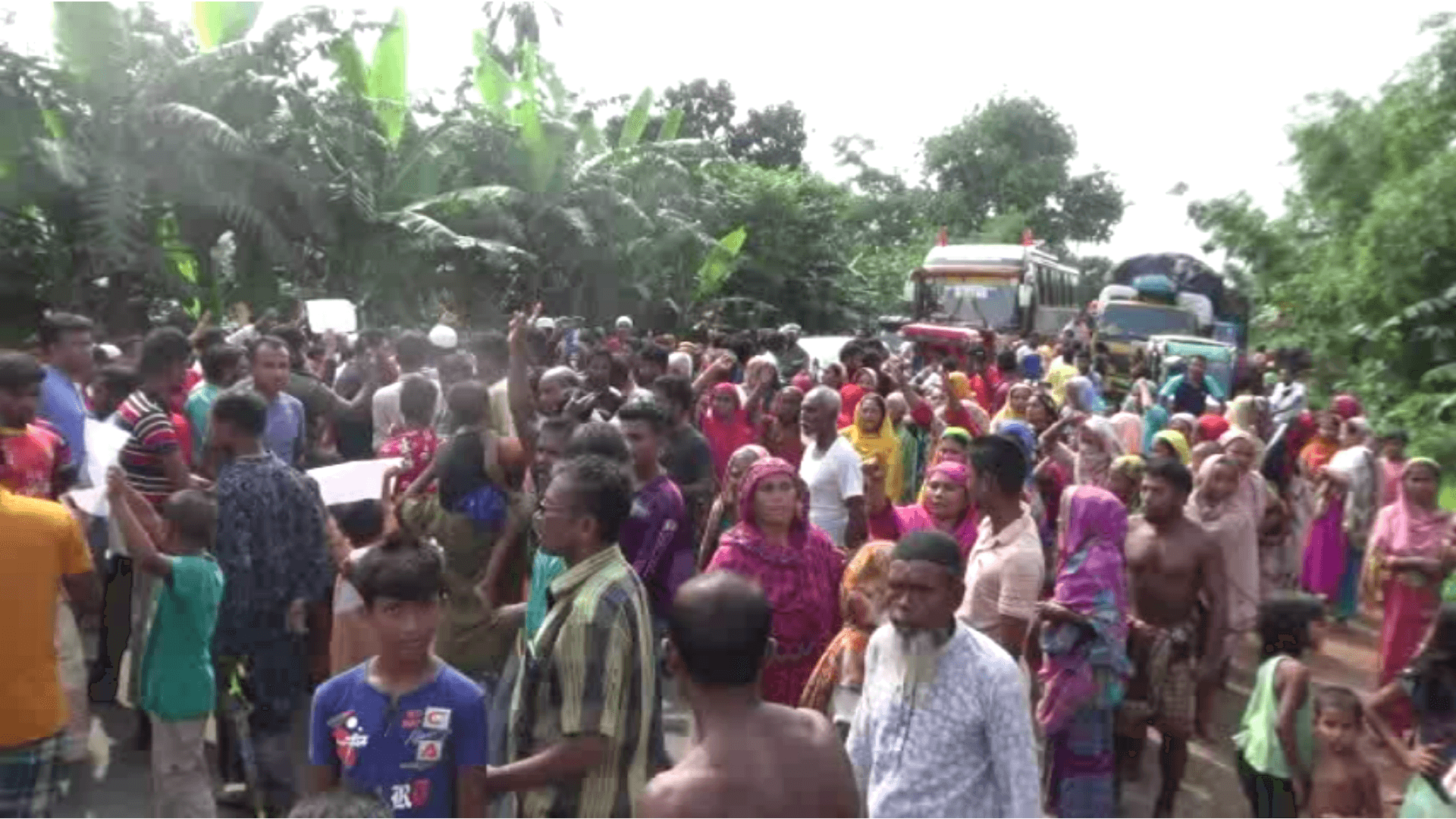 গৃহবধূ হত্যা মামলা ধামা-চাপা দেওয়ার চেষ্টা করায় এলাকাবাসীর মানববন্ধন