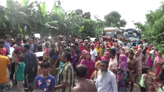 গৃহবধূ হত্যা মামলা ধামা-চাপা দেওয়ার চেষ্টা করায় এলাকাবাসীর মানববন্ধন