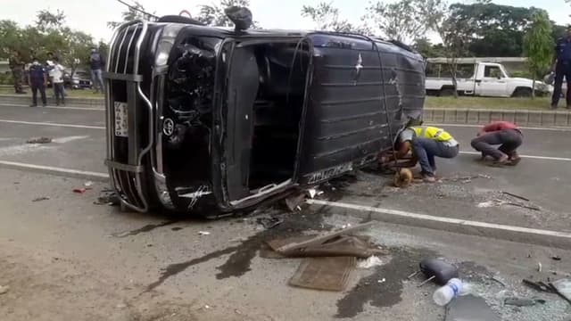 পদ্মা সেতুতে মাইক্রোবাস দুর্ঘটনা, যাত্রী নিহত