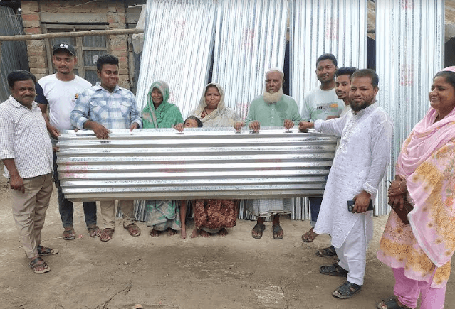 হিলিতে অসহায় পরিবারের মাঝে ঢেউটিন বিতরণ