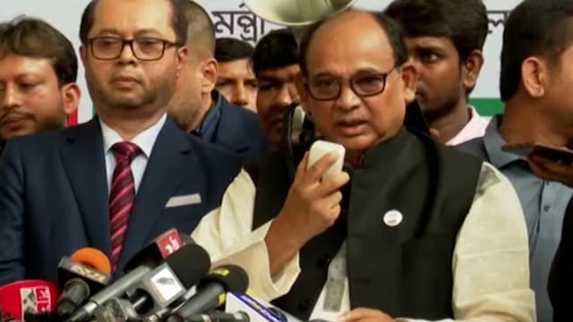 রেলযাত্রীদের চরম ভোগান্তি, অসহায় আত্মসমর্পণ মন্ত্রীর