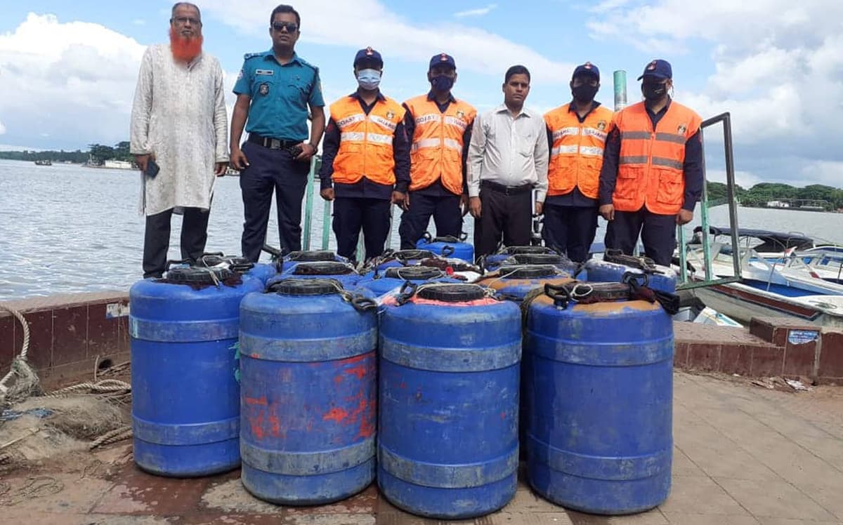 বরিশালে ৫ লাখ ৯৫ হাজার পিস চিংড়ি রেণুপোনাসহ আটক ১