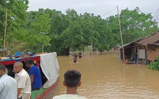 পাহাড়ি ঢলে তলিয়ে গেছে সড়ক, সাজেকে আটকা ৭ শতাধিক পর্যটক