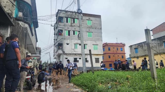 রূপগঞ্জে জঙ্গি আস্তানা সন্দেহে চারতলা বাড়ি ঘেরাও