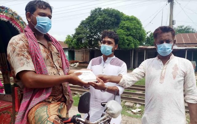 ছিন্নমূল মানুষের মাঝে খাবার বিতরণ করলেন এমপি কন্যা