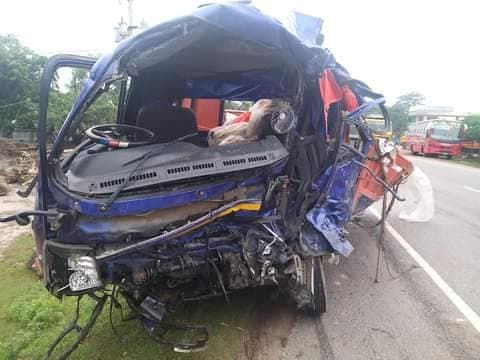 নওগাঁয় সিমেন্ট ও আমবাহী ট্রাকের মুখোমুখি সংঘর্ষ; নিহত ২