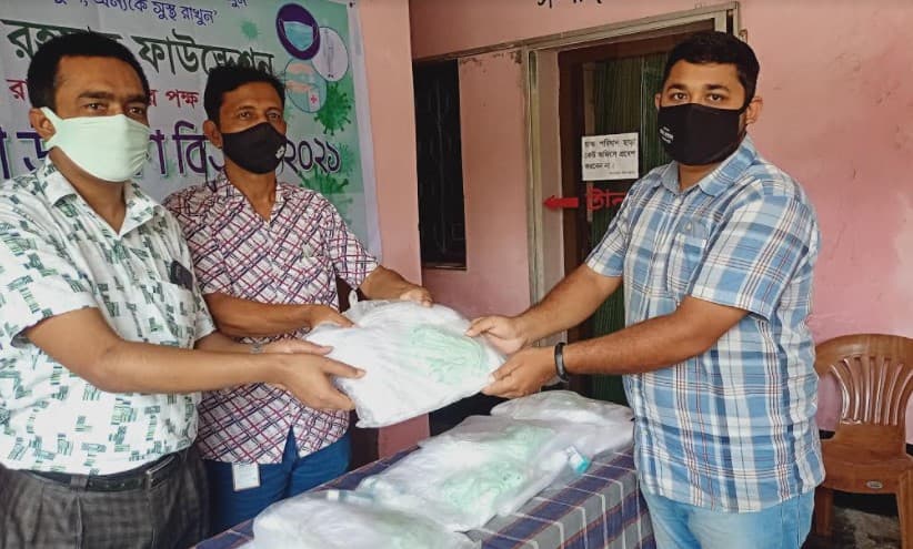 সাংবাদিকদের সুরক্ষা উপকরণ দিলেন লুৎফর রহমান ফাউন্ডেশন