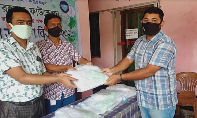 সাংবাদিকদের সুরক্ষা উপকরণ দিলেন লুৎফর রহমান ফাউন্ডেশন