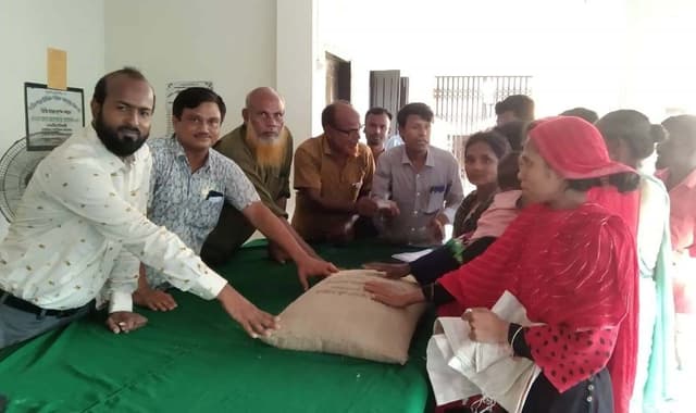 হাতীবান্ধায় পানিবন্দি পরিবারে শিশু ও গো-খাদ্য বিতরণ