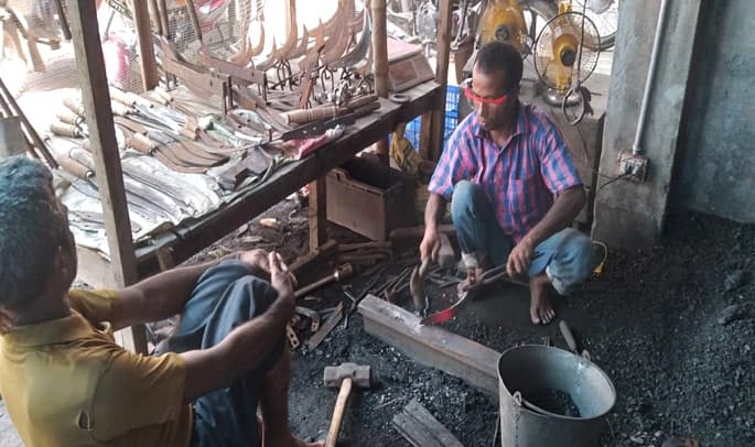 কোরবানি ঈদকে ঘিরে হিলিতে ব্যস্ততা বেড়েছে কামারীদের