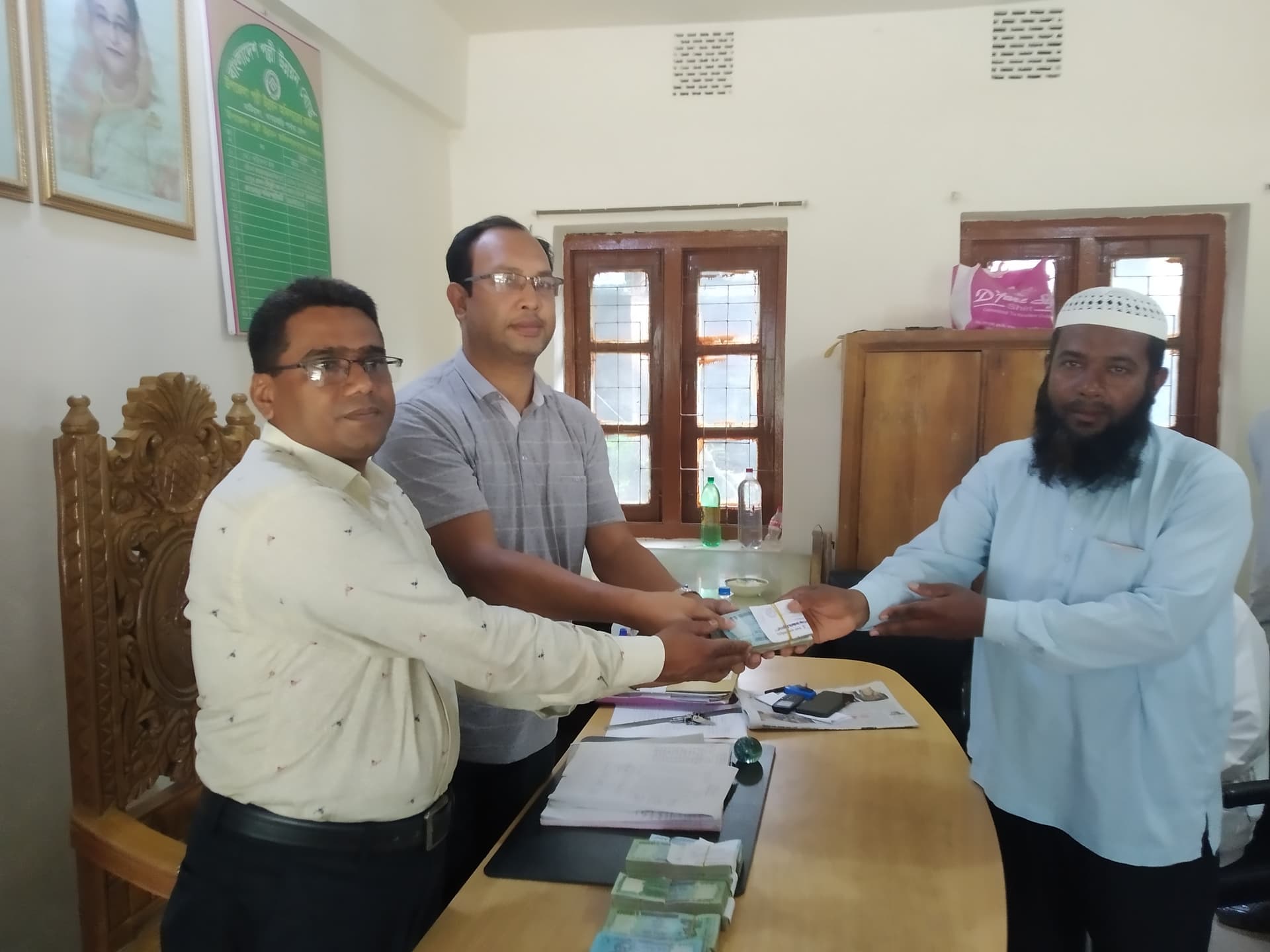 মাটিরাঙ্গাতে ক্ষুদ্র ব্যবসায়ীদের মাঝে ৫ লাখ টাকা বিতরন