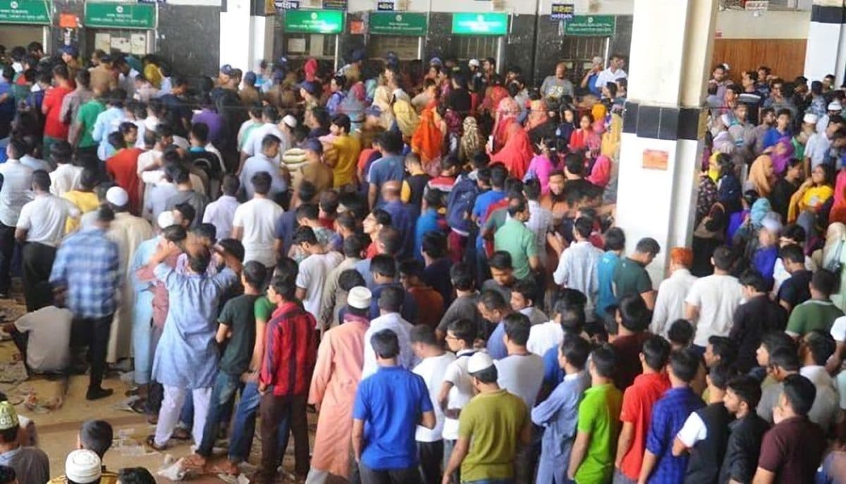 কমলাপুরে টিকিটের জন্য সকাল থেকেই লম্বা লাইন