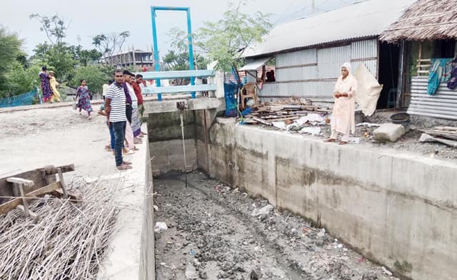 বুধহাটা স্লুইস গেটের মুখ ভরাট, বৃষ্টির পানিতে জলমগ্ন এলাকা
